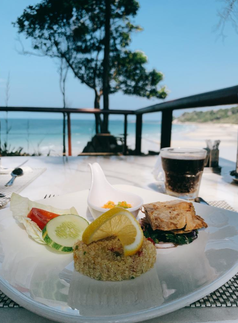 海邊戶外餐廳
